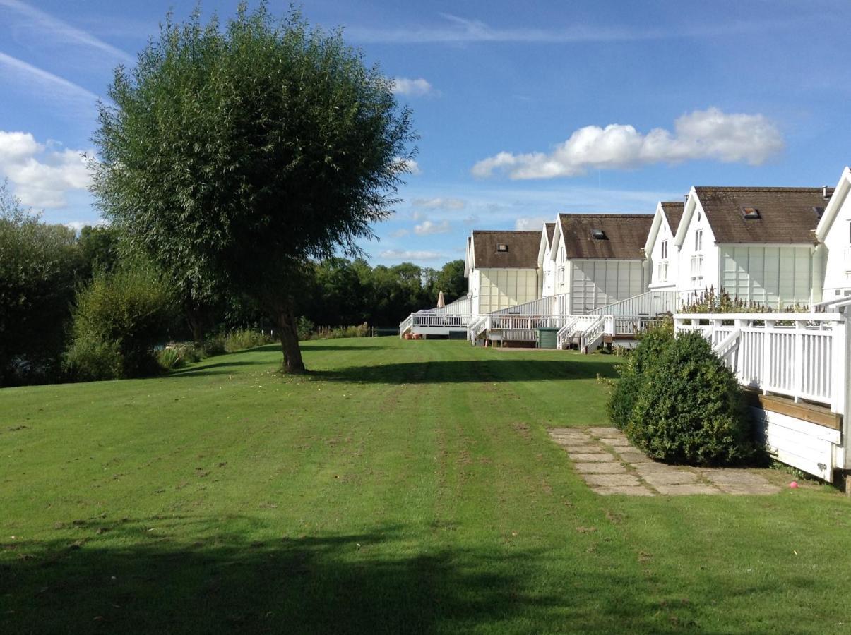 Medway Lodge South Cerney Exterior foto